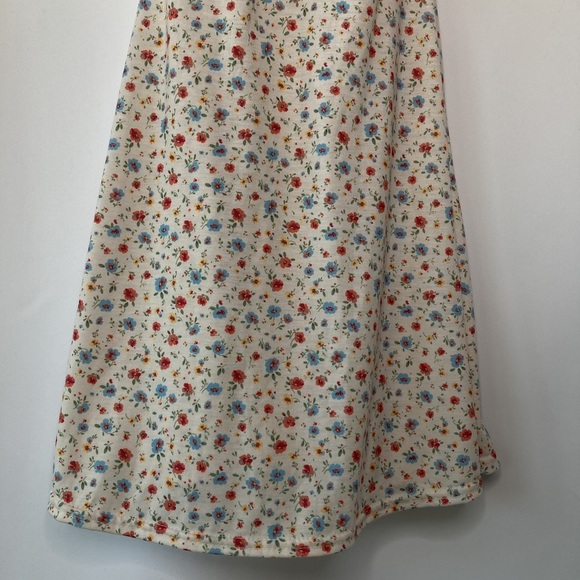 PrettyLittleThing Cream Ditsy Floral Tie Front Dress - Picture 5 of 9